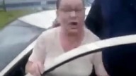 Wkurzona babcia wyzywa policjanta