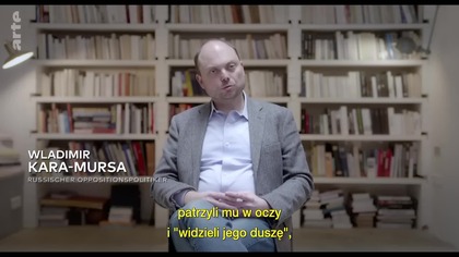 W przeciągu 20 ostatnich lat kilku przedstawicieli rosyjskiej opozycji zostało otrutych. Podejrzewa się Kreml i Władimira Putina. Rosjanie uczynili z trucizny broń strategiczną. Za każdą z tych spraw toczy się walka między Zachodem a Rosją: walka o wpływy, wojny terytorialne, bitwy finansowe i energetyczne.

Aby prześledzić wątek tej historii, warto zapoznać się z czterema historiami otruć: Aleksandra Litwinienki w 2006, Władimira Kara-Mursy 2015-2017 Siergieja Skripala w 2018 i ostatniej, Aleksieja Nawalnego w 2020. Serial dokumentalny Trucizna Putina wykorzystuje cztery konkretne przykłady, aby dać wgląd w pojedynek sił, kt&oacute;ry aktywnie kontynuuje zimną wojnę.

Reżyseria
Jennifer Deschamps

Kraj
Francja

Rok
2023