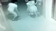 Człowiek do kobiecego krocza aż pod samą sp&oacute;dnicę