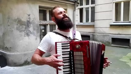 Witek Muzyk Ulicy na Wilczej 29a śpiewa "Serce wolności"