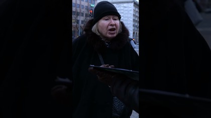 KOBIETA MIAŻDŻY ZIOBRĘ I DUDĘ.  TCHÓRZ.  NA KSIĘŻYC