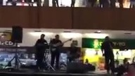 Supermarket tonie, orkiestra gra do końca
