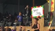 Tłumaczka języka migowego kradnie show na koncercie Snoop Dogga