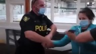 Kanada.  Kobieta aresztowana przez policję za p&oacute;jście z dziećmi na lodowisko.