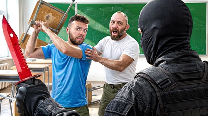 NAPASTNIK Z NOŻEM W SZKOLE! Co robić? *MOTYL UCZY*