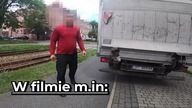 STOI TAM KTOŚ¿ (auto bez czujników i kamery) (720p 30fps AV1-48kbit AAC)