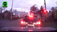 Chwiał się przy torach, za szlabanem.  Wypchnął go jeden z kierowców