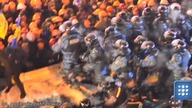 Starcie milicji z manifestującymi. Po godzinach przepychanek, na Majdanie panuje impas