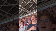 Łzy w oczach, helikoptery nad murawą - po prostu piękne emocje Amerykanie kochają swój hymn!