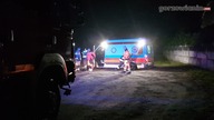 Strażacy pomagali ratownikom.  Karetka ugrzęzła w błocie