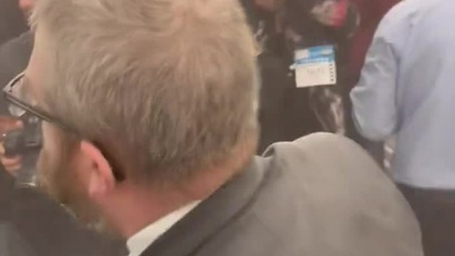 Poseł Grzegorz Braun gasi świece hanukowe w Sejmie 12. 12. 2023