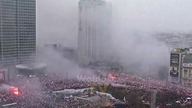 BOSAK Z HONORAMI PRZYWITAŁ NAWROCKIEGO NA MARSZU NIEPODLEGŁOŚCI! TŁUM OSZALAŁ!
