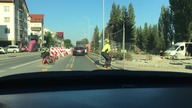 Wkurzony rowerzysta na drodze