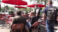 Policja francuska kontroluje paszporty covidowe w restauracji