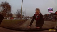 Bezmyślnie wbiegnięcie na czerwonym kończy się bolesną nauczką