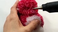 Króliczek z resztek włóczki na Wielkanoc. Z pomponówJak zrobić? DIY #shorts #krolik #wielkanoc