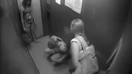 Dziewczyny przyłapane na sikaniu w windzie