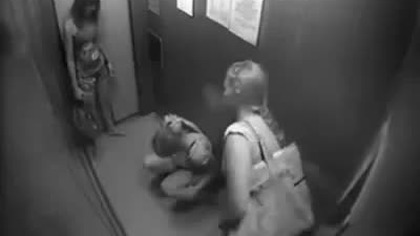 Dziewczyny przyłapane na sikaniu w windzie