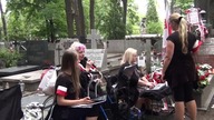 1. 08. 2022 Piosenki powstańcze na Powązkach, śpiewa Bogna Lewtak-Baczyńska z rodzina i przechodniam