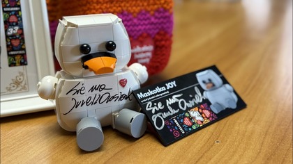 Maskotka z misji Sławosza Uznańskiego-Wśniewskiego zbudowana z LEGO.  Do wylicytowania na WOŚP
