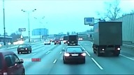 Debil zajeżdża drogę ciężar&oacute;wce 