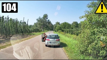 Wybuch opony w traktorze, ściągnięcie do rowu