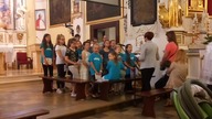 Schola Aniołki śpiewa w kościele parafialnym w Markuszowie