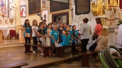 Schola Aniołki śpiewa w kościele parafialnym w Markuszowie