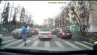 A przez pasy chodzę tak