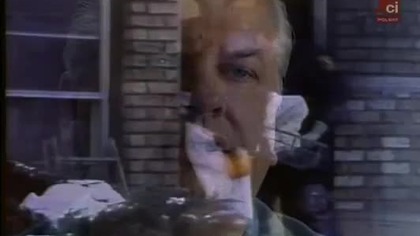 John Wayne Gacy (ur. 17 marca 1942 w Chicago, zm. 10 maja 1994 w Crest Hill)  amerykański seryjny morderca i przestępca seksualny działający w okolicach Chicago, kt&oacute;ry w latach 19721978 torturował, gwałcił i mordował młodych mężczyzn i chłopc&oacute;w. Skazano go za trzydzieści trzy morderstwa, ale sam podczas przesłuchań stwierdził, że m&oacute;gł zabić nawet czterdzieści pięć os&oacute;b. Ze względu na to, że publicznie często występował w przebraniu klauna, nadano mu przydomek Killer Clown. Wszystkich zab&oacute;jstw dokonywał w swoim domu, do kt&oacute;rego zwabiał ofiary, a następnie pod pretekstem pokazania magicznych sztuczek skuwał kajdankami, gwałcił i zabijał  gł&oacute;wnie poprzez uduszenie. Dwadzieścia sześć ofiar zakopał w podpiwniczeniu domu, trzy w innych miejscach na terenie swojej posesji, a cztery wrzucił do rzeki Des Plaines.