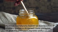 Regularnie nakłada miód na włosy - coraz więcej kobiet korzysta z tego sposobu