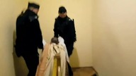 Przerażające! Policja brutalnie przerywa Msze Świeta i wlecze po schodach księdza