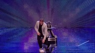 Śmiertelnie poważny numer iluzjonisty w Brytyjskim MT