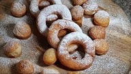Miękkie jak piórko z chrupiącą skórką! Puszyste szybkie do zrobienia pączki z twarogiem! Bez drożdży
