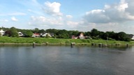 Kawka na tarasie z widokiem na kontenerowiec?