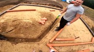 Odcinek 308.  Budowa domu do 70m2.  Wykopujemy pod rury i je układamy.