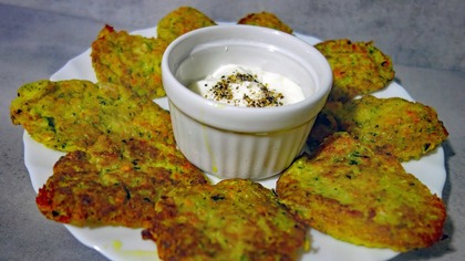 Placki z cukinii i marchewki, lekki i tani obiad w 15 minut! Soczyste i chrupiące placuszki warzywne