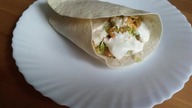 tortilla z kurczakiem w sosie czosnkowym