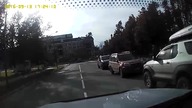 Kobieta za kierownicą uderza w zaparkowane auto