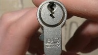 Assa Abloy FAB - bardzo wąski i pokręcony zamek kontra wytrych.