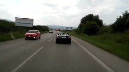 Cwaniak z Mercedesa blokuje przejazd pogotowia