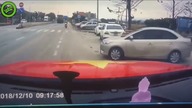 Matka z córką cudem unikają potrącenia
