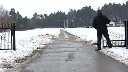 Poprowadzili drogę przez środek jego podw&oacute;rka