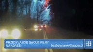 Bez trzymanki: Szalony kierowca autobusu prawie wypada z drogi