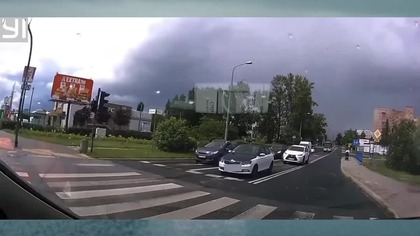  Totalny chaos! Chcieli ustąpić straży, a zrobili korek  #polskiedrogi #straż #wypadek #fail