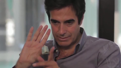 David Copperfield, pokazuje i objaśnia prostą sztuczkę magiczną