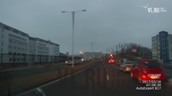 Kobieta wjeżdza na czerwonym świetle w tłum ludzi na przejściu dla pieszych