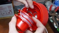Jak nawinąć żyłkę Wymiana żyłki w podkaszarce kosie spalinowej. How to replace striking trimmer line