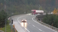 Samochód osobowy spycha cysternę z 20-metrowego wiaduktu