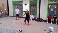 ŚWIETNY ULICZNY POKAZ Z PIŁKĄ